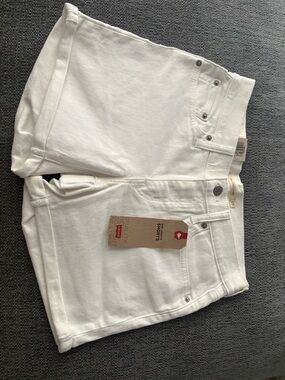 Levi's White Mid-Length Denim Short size 6 / 28